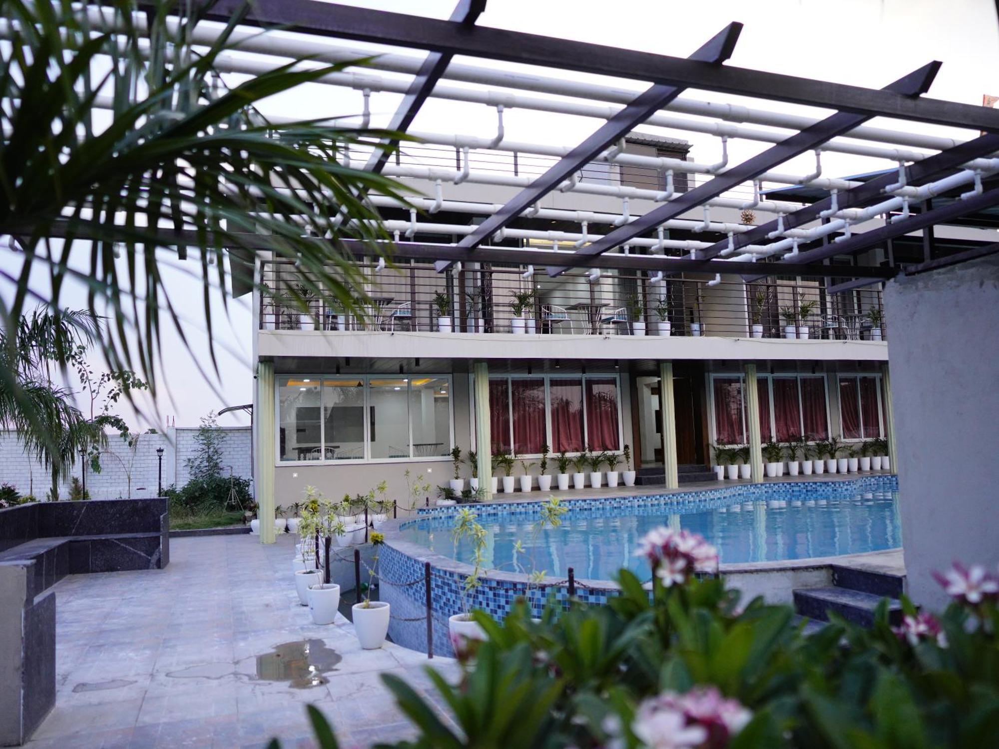 Fun O Farm Luxury Farm Villa إندور المظهر الخارجي الصورة